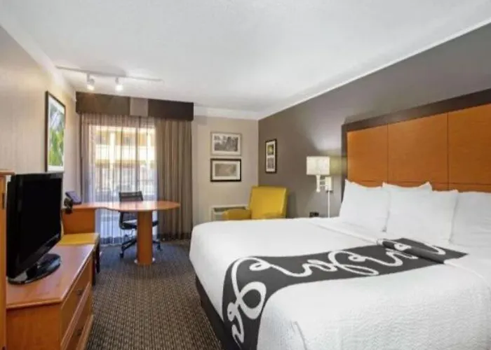La Quinta By Wyndham East Hotel