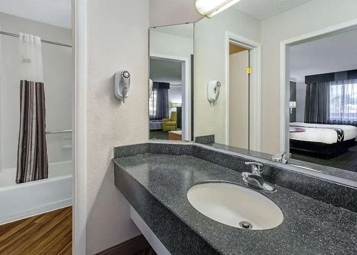 La Quinta By Wyndham East Hotel