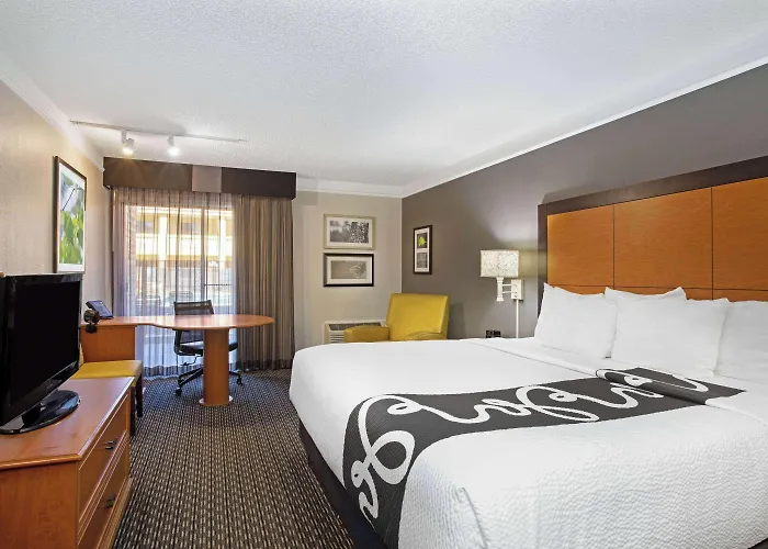 La Quinta By Wyndham East Hotel