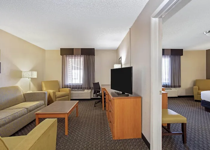 La Quinta By Wyndham East Hotel